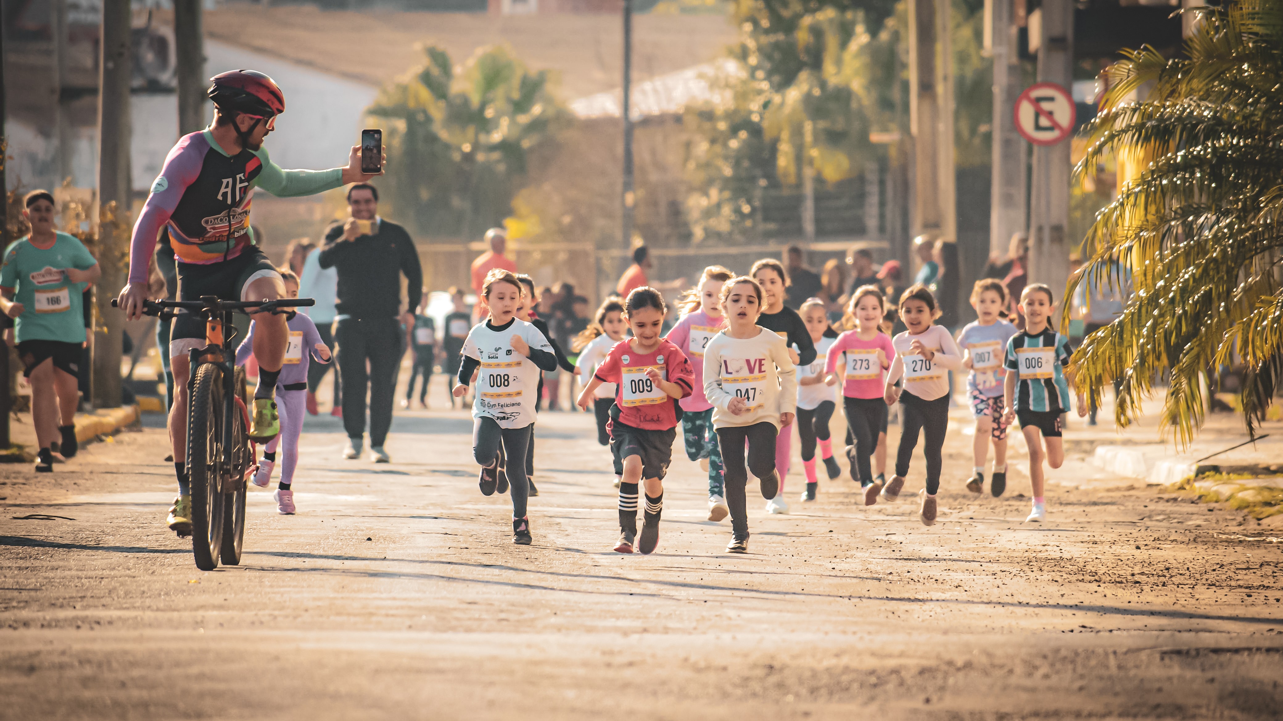 Crianças treinando corrida de rua