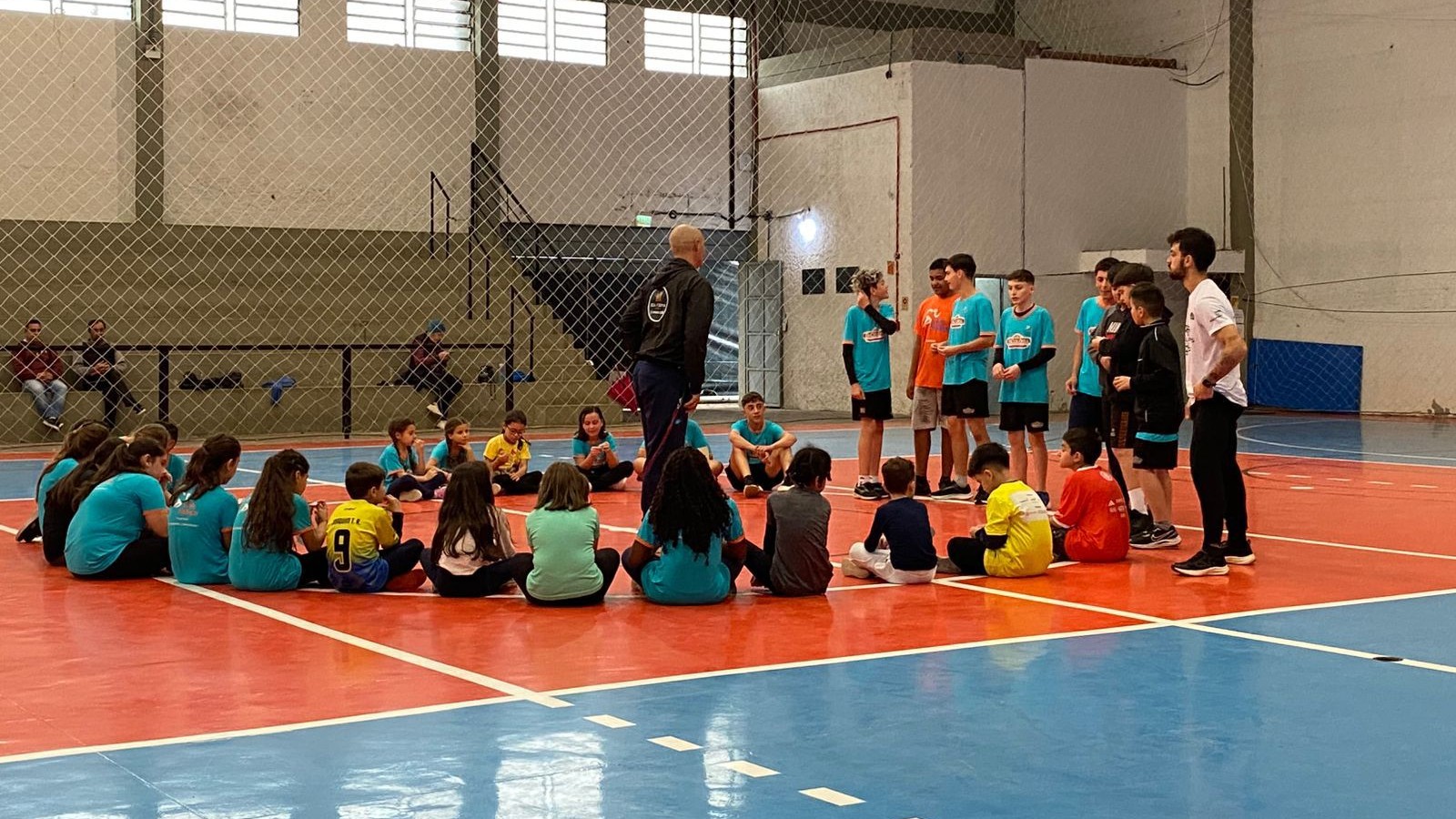 Grupo de crianças em uma corrida